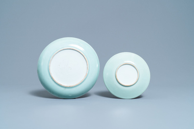 Een Chinees Canton famille rose theeservies met celadon fondkleur, 19e eeuw