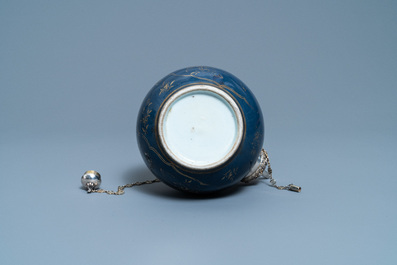 Een Chinese met verguld zilver gemonteerde monochrome blauwe kendi met verguld decor, Kangxi