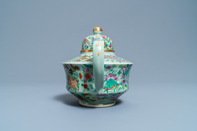 Een Chinees Canton famille rose theeservies met celadon fondkleur, 19e eeuw