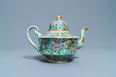 Een Chinees Canton famille rose theeservies met celadon fondkleur, 19e eeuw