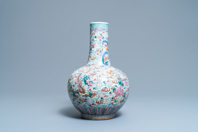 Un vase de forme bouteille en porcelaine de Chine famille rose &agrave; d&eacute;cor de dragons, 19&egrave;me