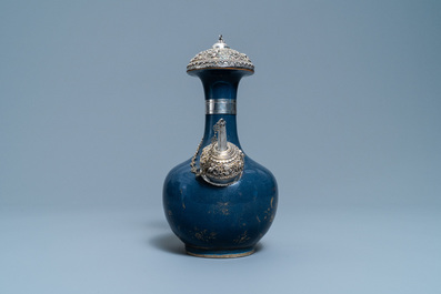 Un kendi en porcelaine de Chine &agrave; d&eacute;cor dor&eacute; sur fond bleu monochrome &agrave; monture en argent dor&eacute;, Kangxi