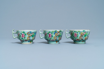 Een Chinees Canton famille rose theeservies met celadon fondkleur, 19e eeuw