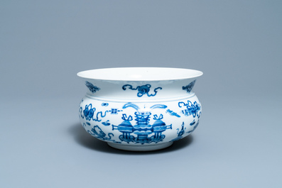 Een Chinese blauw-witte wierookbrander met antiquiteiten, 19e eeuw