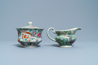 Un service &agrave; th&eacute; en porcelaine de Chine famille rose de Canton &agrave; fond c&eacute;ladon, 19&egrave;me