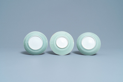 Een Chinees Canton famille rose theeservies met celadon fondkleur, 19e eeuw