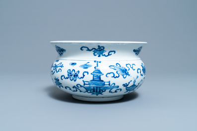 Een Chinese blauw-witte wierookbrander met antiquiteiten, 19e eeuw