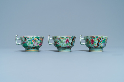 Een Chinees Canton famille rose theeservies met celadon fondkleur, 19e eeuw