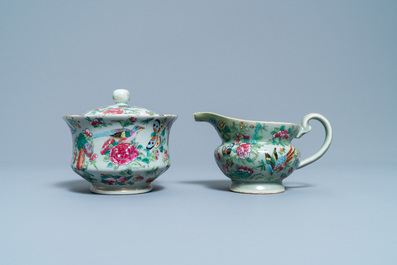 Un service &agrave; th&eacute; en porcelaine de Chine famille rose de Canton &agrave; fond c&eacute;ladon, 19&egrave;me