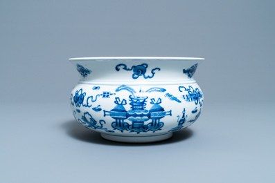 Een Chinese blauw-witte wierookbrander met antiquiteiten, 19e eeuw