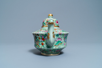 Een Chinees Canton famille rose theeservies met celadon fondkleur, 19e eeuw