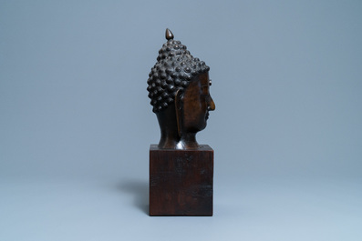 Een groot bronzen hoofd van een Boeddha, Thailand, 18/19e eeuw