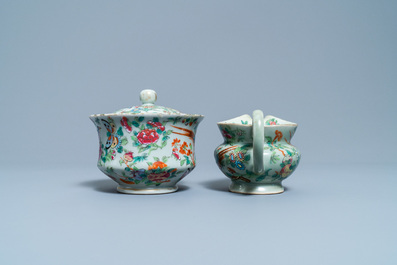 Un service &agrave; th&eacute; en porcelaine de Chine famille rose de Canton &agrave; fond c&eacute;ladon, 19&egrave;me