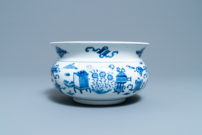 A Chinese blue and white 'antiquities' censer, 19th C.