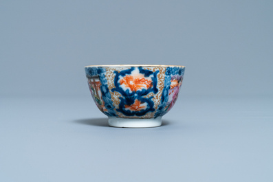 Une coupe, une tasse et une soucoupe en porcelaine de Chine famille rose &agrave; d&eacute;cor mandarin, Qianlong