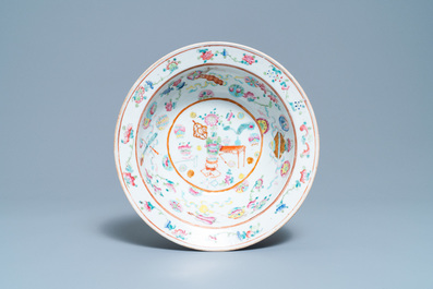 Trois bols en porcelaine de Chine famille rose, 19&egrave;me