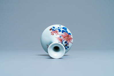 Een kleine Chinese blauw-witte en koperrode vaas met floraal decor, Republiek