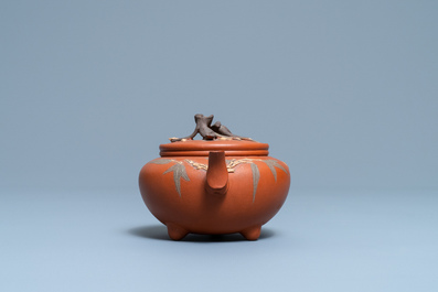 Een Chinese Yixing steengoed 'Drie vrienden van de winter' theepot met deksel, Kangxi