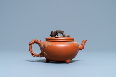 Een Chinese Yixing steengoed 'Drie vrienden van de winter' theepot met deksel, Kangxi