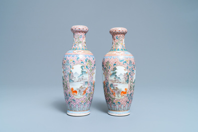 Une paire de vases en porcelaine de Chine famille rose &agrave; d&eacute;cor de tigres, marque de Qianlong, 20&egrave;me