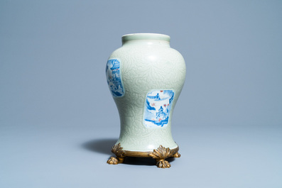 Een Chinese celadon vaas met blauw-witte en koperrode panelen, Kangxi