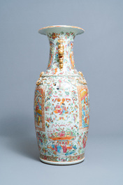 Un grand vase en porcelaine de Chine famille rose de Canton, 19&egrave;me