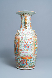 Un grand vase en porcelaine de Chine famille rose de Canton, 19&egrave;me