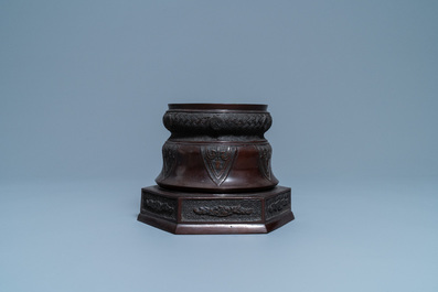 A fine Japanese bronze vase stand, Meiji, 19th C.