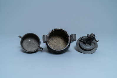 Twee Chinese bronzen wierookbranders, Qing