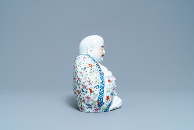 Une figure de Bouddha en porcelaine de Chine famille rose, 19/20&egrave;me