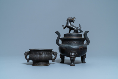 Twee Chinese bronzen wierookbranders, Qing