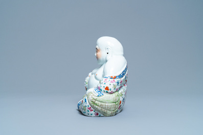 Une figure de Bouddha en porcelaine de Chine famille rose, 19/20&egrave;me