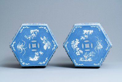Een paar hexagonale Chinese tuinzitten met wit slipdecor op blauwe fondkleur, 19e eeuw