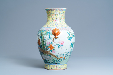 Un grand vase de forme 'hu' en porcelaine de Chine famille rose, marque de Qianlong, R&eacute;publique