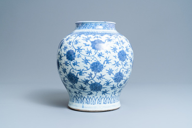 Un vase en porcelaine de Chine en bleu et blanc &agrave; d&eacute;cor de rinceaux de lotus, Wanli