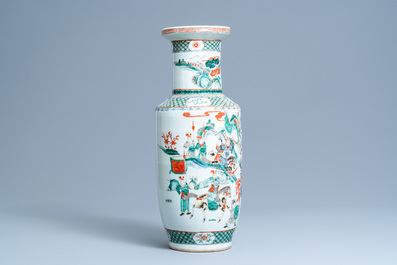 Un vase de forme rouleau en porcelaine de Chine famille verte, 19&egrave;me