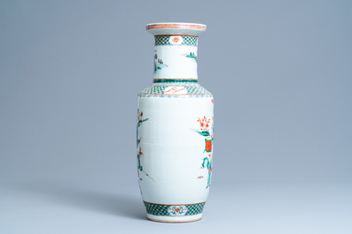 A Chinese famille verte rouleau 'battle scene' vase, 19th C.