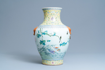 Un grand vase de forme 'hu' en porcelaine de Chine famille rose, marque de Qianlong, R&eacute;publique