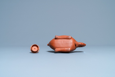 Een Chinese Yixing steengoed theepot in de vorm van een feniks, Kangxi