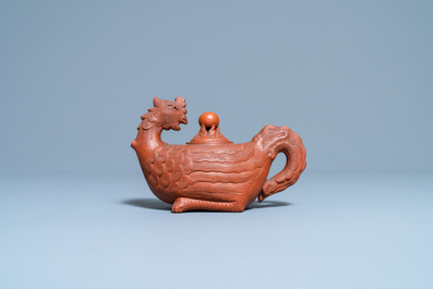 Een Chinese Yixing steengoed theepot in de vorm van een feniks, Kangxi