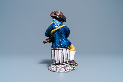 Een polychrome Delftse figuur van een draailierspeler, 18e eeuw