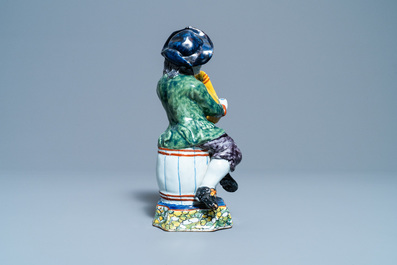 Een polychrome Delftse figuur van een doedelzakspeler, 18e eeuw