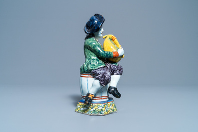 Een polychrome Delftse figuur van een doedelzakspeler, 18e eeuw