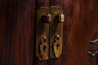 Une armoire &agrave; d&eacute;ux portes en bois de hongmu, Chine, R&eacute;publique