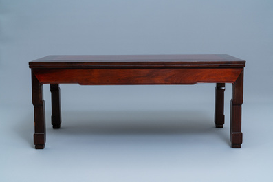 Deux tables 'kang' de forme rectangulaire en bois sculpt&eacute;, Chine, 19/20&egrave;me
