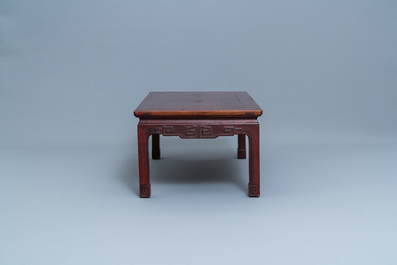 Deux tables 'kang' de forme rectangulaire en bois sculpt&eacute;, Chine, 19/20&egrave;me