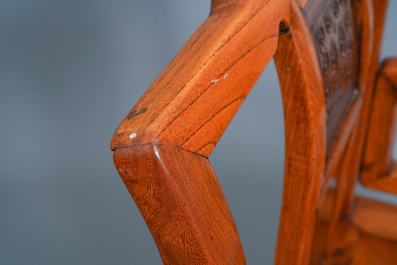 Une chaise en bois incrust&eacute; de panneaux en bois sculpt&eacute;, Chine, 19&egrave;me