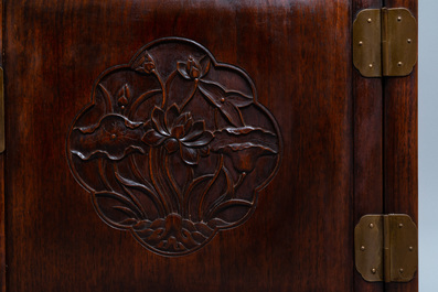 Une armoire &agrave; d&eacute;ux portes en bois de hongmu, Chine, R&eacute;publique