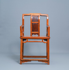 Une chaise en bois incrust&eacute; de panneaux en bois sculpt&eacute;, Chine, 19&egrave;me