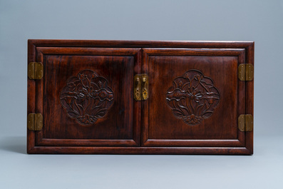 Une armoire &agrave; d&eacute;ux portes en bois de hongmu, Chine, R&eacute;publique